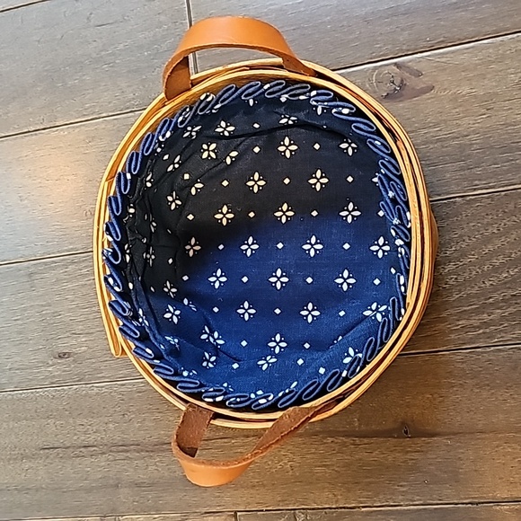Longaberger Small Button Basket with Fabric Liner, Vintage 1996 - Picture 2 of 7